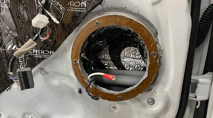 门板内部清洁与止震材料准备