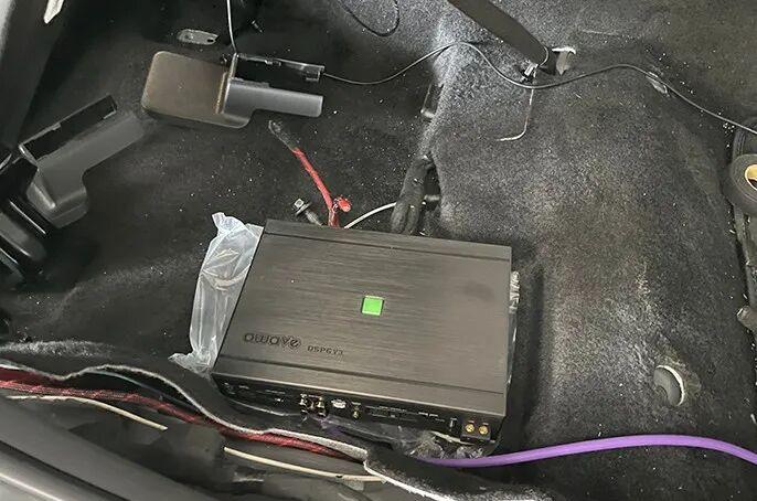 座椅底部功放安装布局