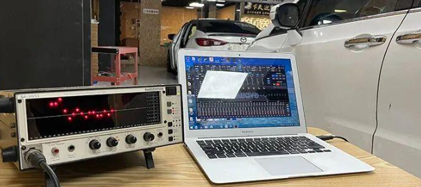 专业调音师正在进行最终系统校准与调试