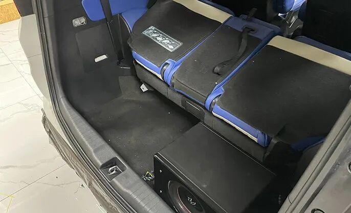 超低音安装完毕,与后备箱布局协调