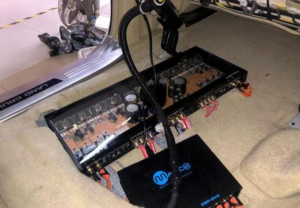 功放接线与固定细节