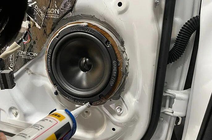 第一层止震板条贴施工，抑制钣金共振