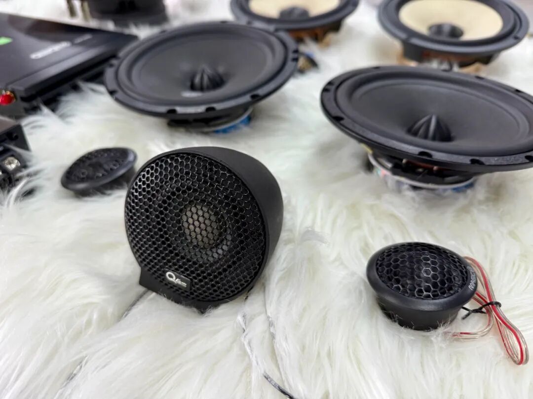 QC中置喇叭隐藏式安装特写