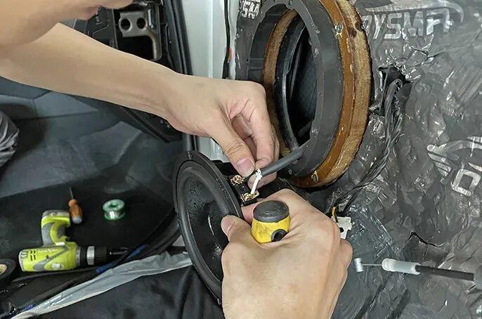 爱威中低音单元安装于门板