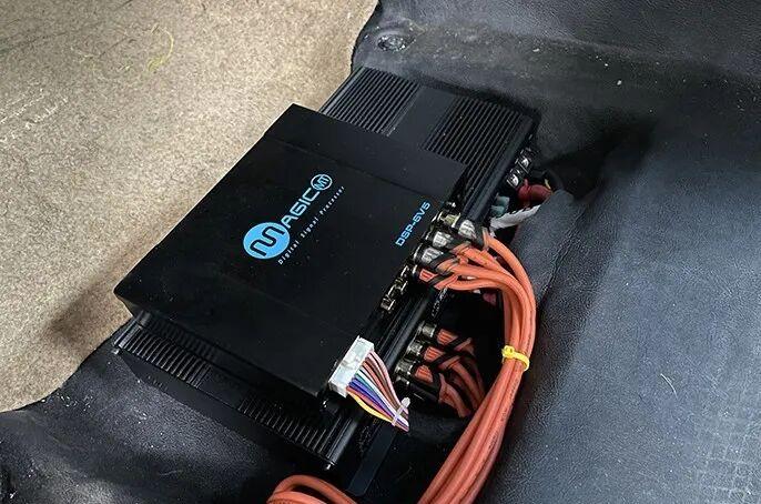 魔立方DSP与功放安装于座椅底1