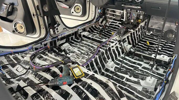 底盘第一层止震板施工