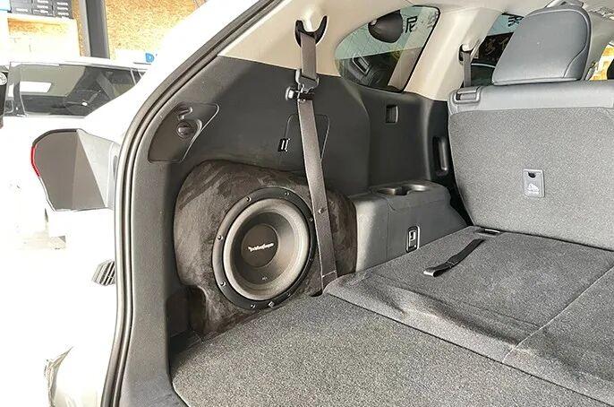 低音箱体与原车空间融合