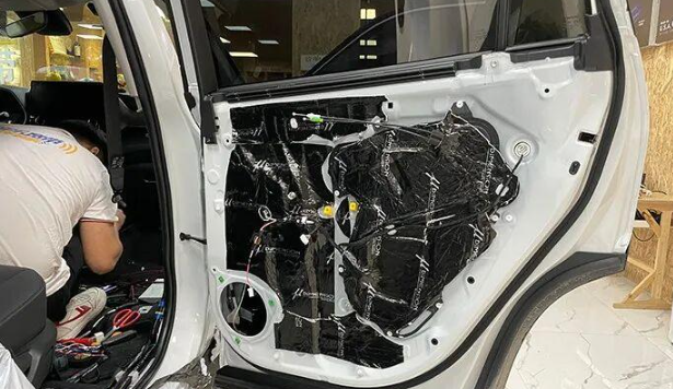 后声场中低音安装