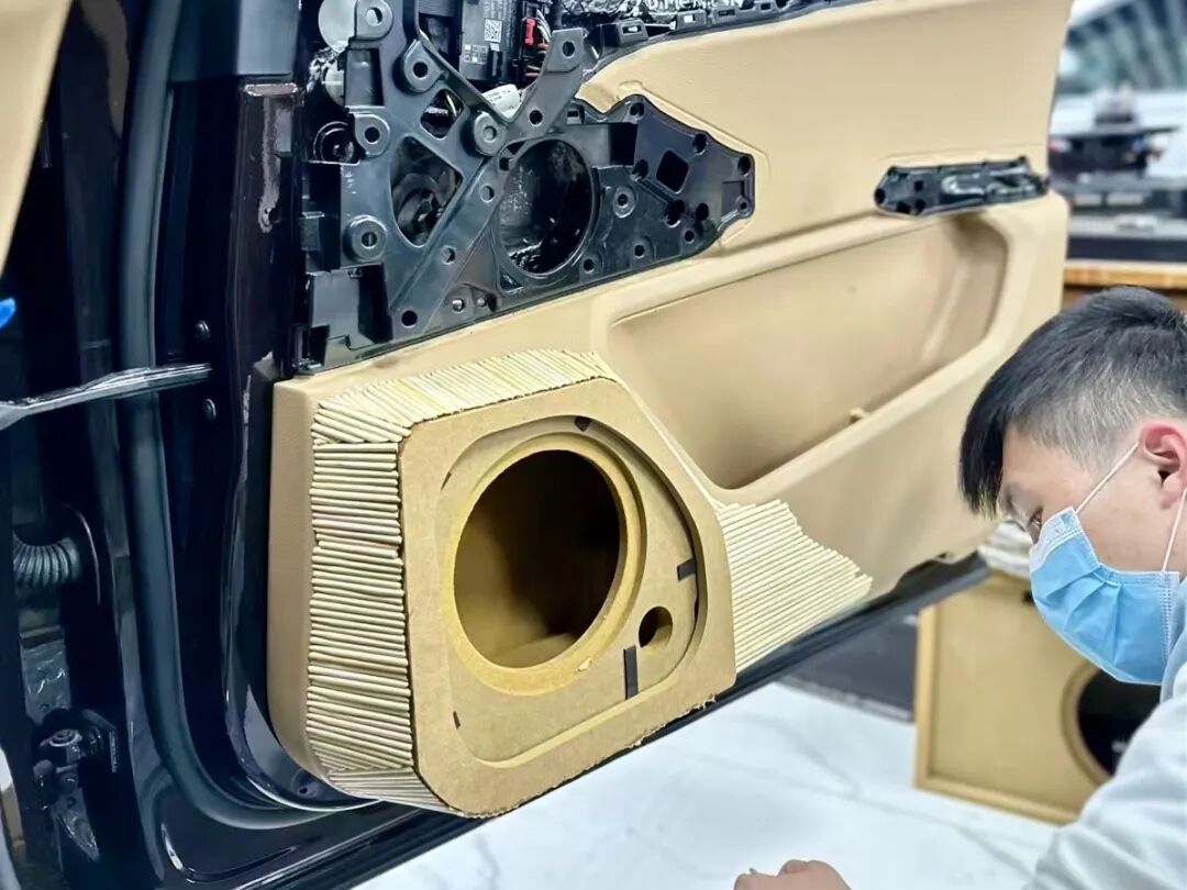 实木箱体精细打磨过程