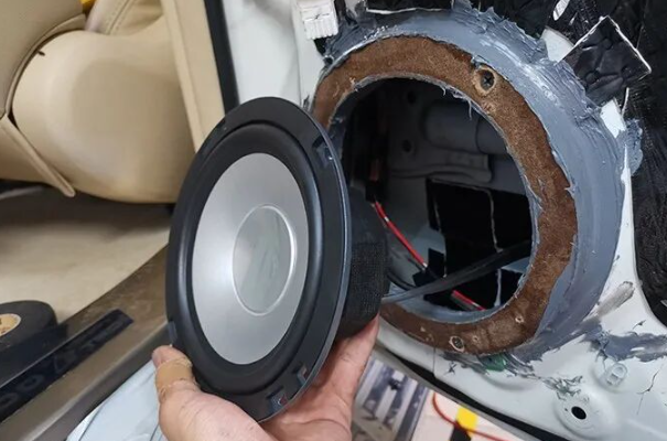 彩虹中低音单元后门安装