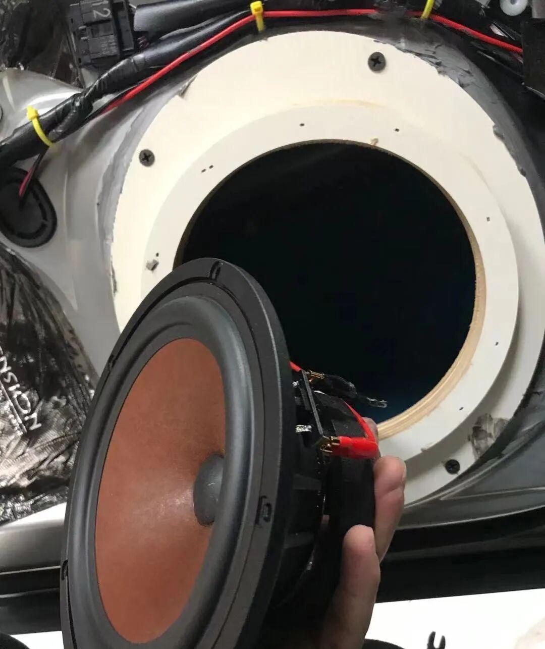 门板中低音安装