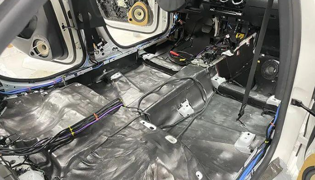 底盘第二层吸音棉施工